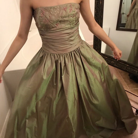 Scott McClintock
Bronze/Sage embroidered strapless - Picture 3 of 8